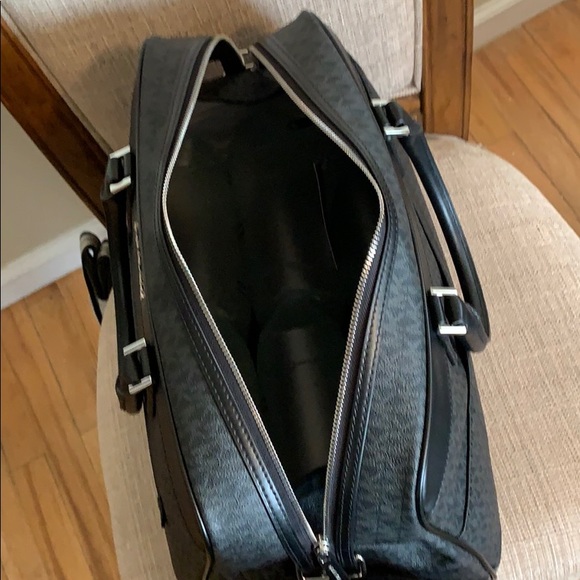 Michael Kors Travel Bag - Weekender Black - Picture 6 of 8